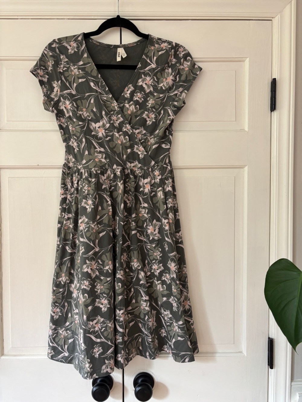 Pact Organic Fit & Flare Crossover Dress Size Small Vineyard Floral Castor Gray - Picture 5 of 16